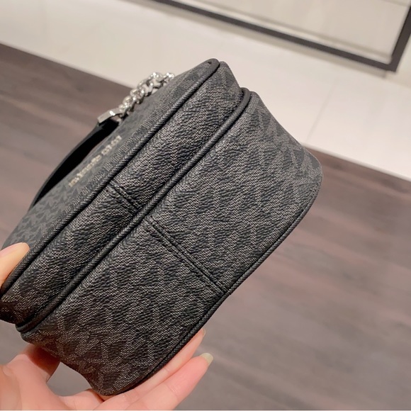 Michael Kors Jet Set Travel Flight Medium Logo Crossbody Bag in black signature - Picture 4 of 11